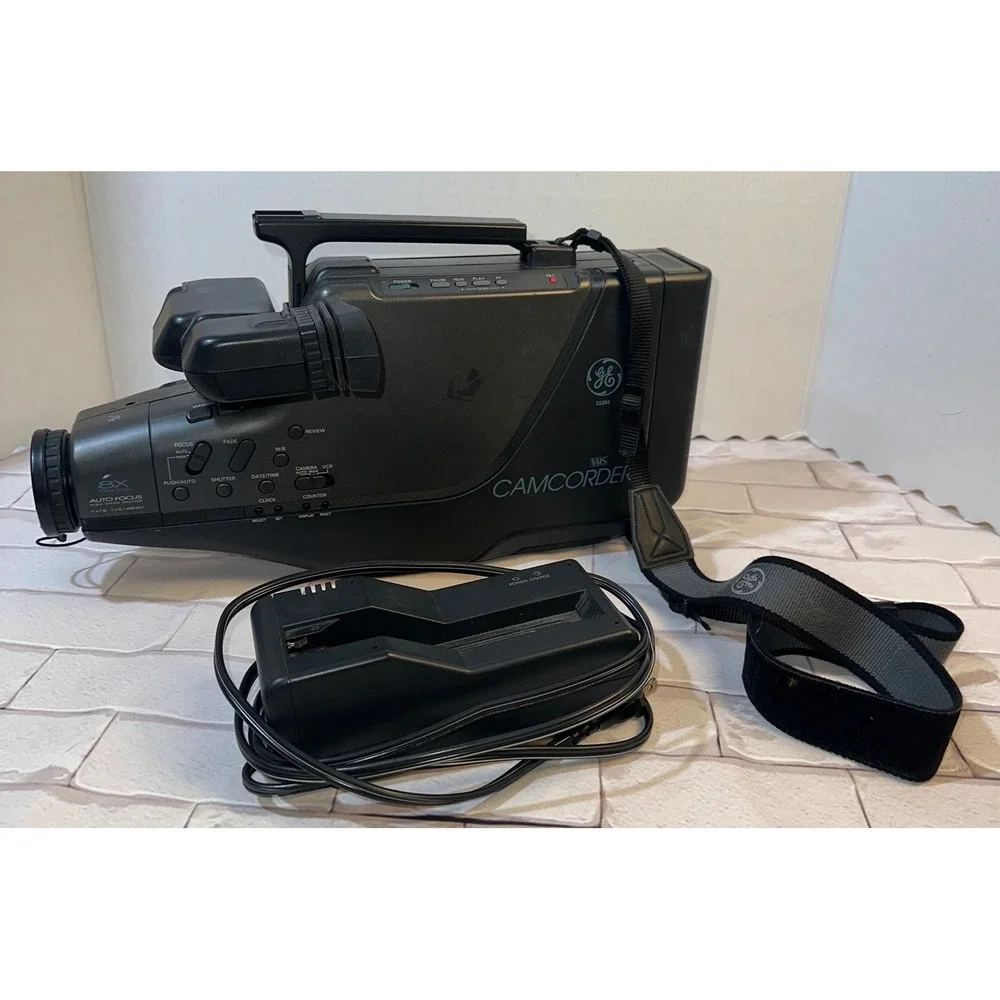 GE CG684 VHS‎ Camcorder 8X Power Zoom Auto Focus Vintage Video Camera w/Charger